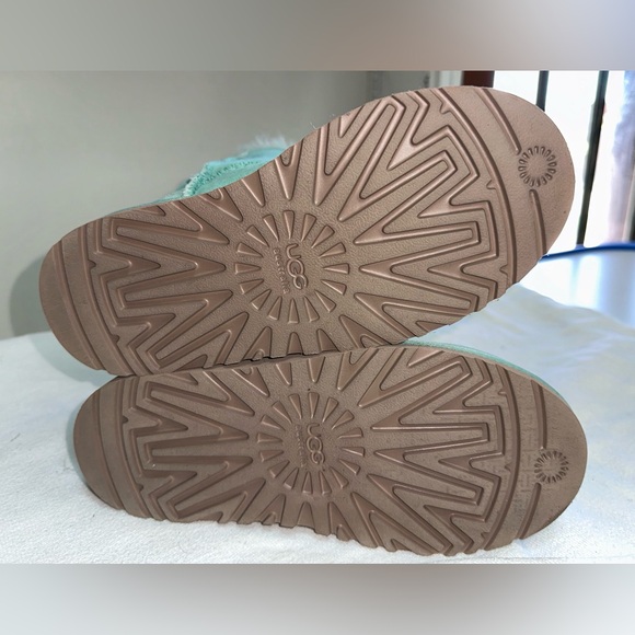 UGG Mint Short Bailey Button - Picture 3 of 4